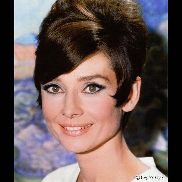 Ap?s aplicar a m?scara de c?lios, Audrey Hepburn separava cada um dos fios com um grampo para evitar que a maquiagem ficasse empelotada